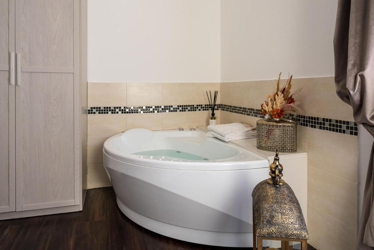 Executive Suite Jacuzzi